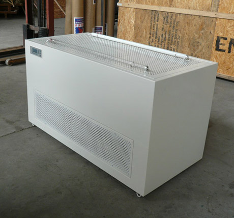 潔凈層流罩 潔凈層流罩目前廣泛用于電子,生物,醫(yī)藥, 食品,精密儀器等行業(yè)的無塵無菌操作環(huán)境,提供局部高潔凈度工作環(huán)境。